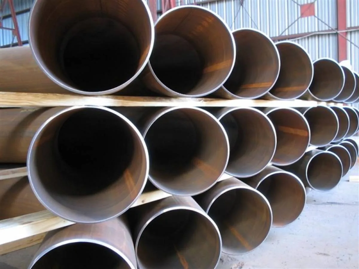Ends of large-diameter bent pipe stacked under the shop roof